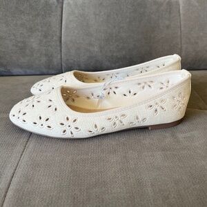 Daisy Fuentes Eyelet Flats